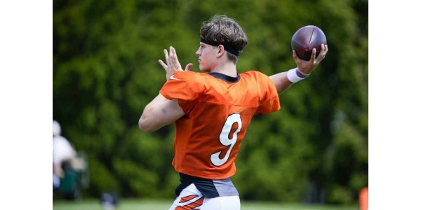 Den fjärde quarterbacken att tjäna den högsta årslönen i NFLs historia i sommar Den fjärde quarterbacken att tjäna den högsta årslönen i NFLs historia i sommar